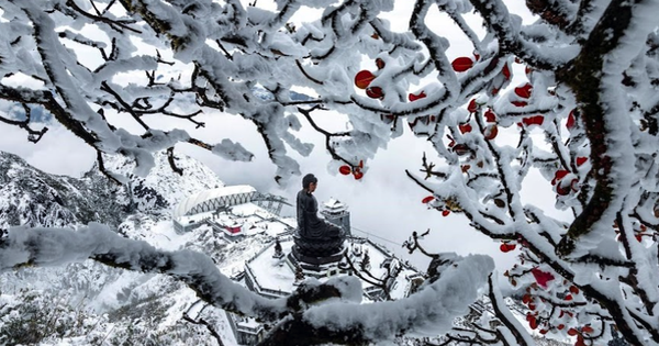 Der auf den Fansipan-Gipfel fallende Schnee schafft einen wunderschönen Raum