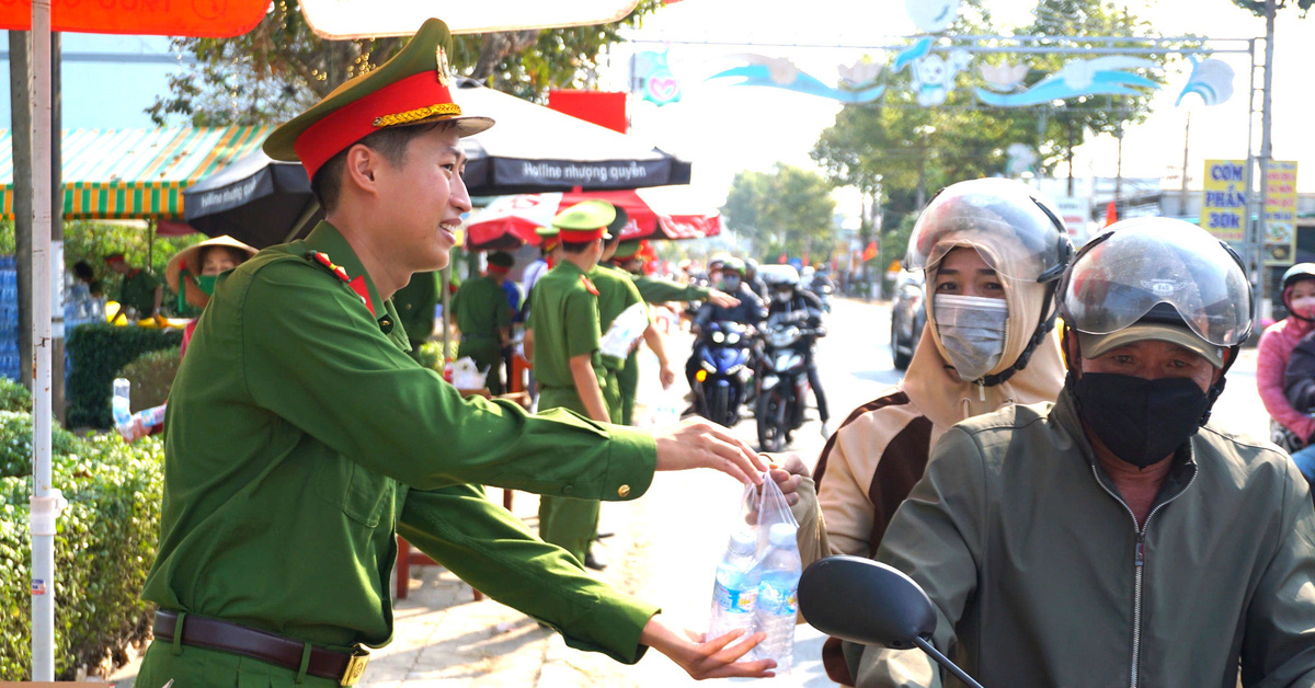 Giving water and bread to people going to the West to celebrate Tet