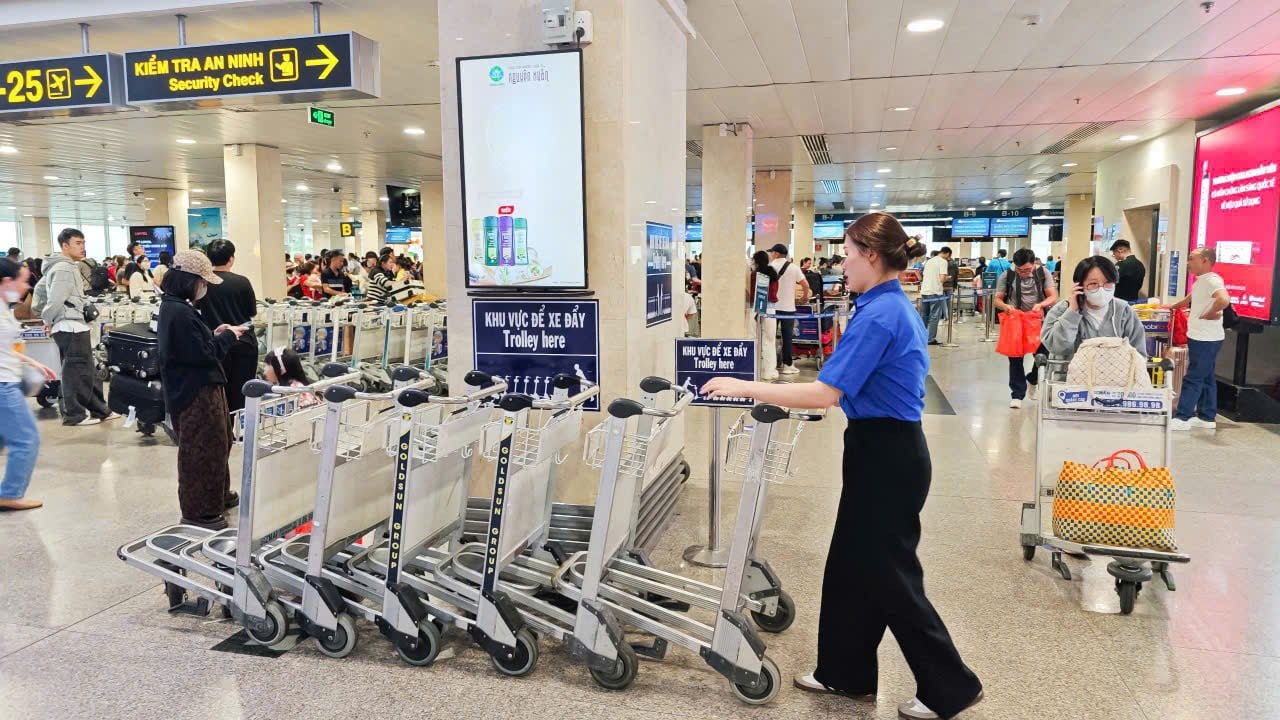 'Áo xanh' tình nguyện trông giữ trẻ, xuyên đêm hỗ trợ hành khách tại sân bay Tân Sơn Nhất ngày 27 Tết ảnh 13