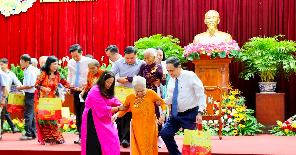 Le président de l'Assemblée nationale, Tran Thanh Man, offre des cadeaux du Têt à Can Tho