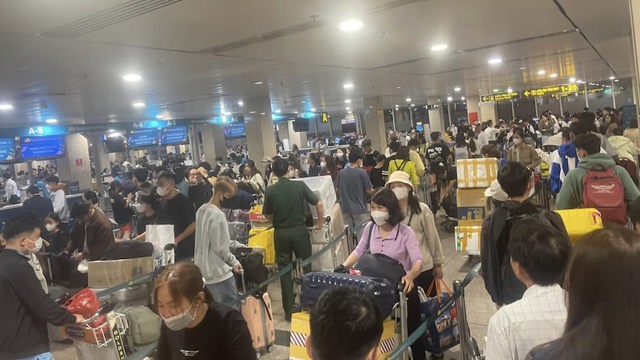 The number of passengers arriving at Tan Son Nhat airport continued to increase on the 27th day of Tet.