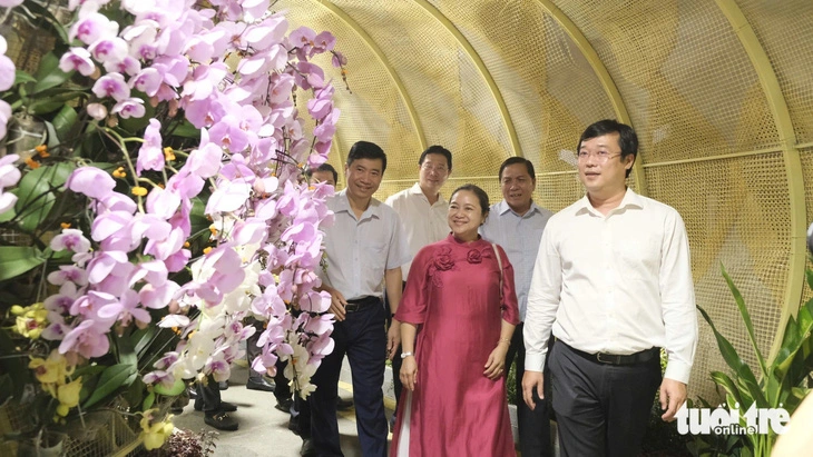 Dong Thap opens flower street, visitors excitedly check-in with mascot Ty