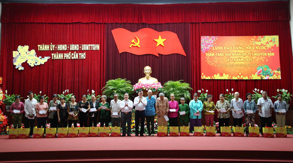 M. Tran Viet Truong, vice-président du Comité central du Front de la patrie du Vietnam et M. Nguyen Trung Nhan, président du Comité du Front de la patrie du Vietnam de la ville de Can Tho, ont offert des cadeaux aux familles se trouvant dans des circonstances particulièrement difficiles.