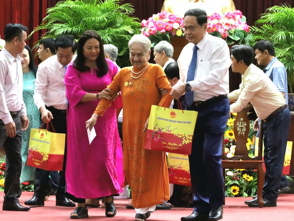 Le président de l'Assemblée nationale, Tran Thanh Man, offre des cadeaux du Têt aux familles des bénéficiaires des politiques et aux personnes ayant contribué à la révolution ; ménages pauvres de la ville de Can Tho.