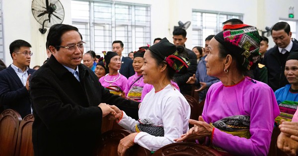 นายกรัฐมนตรีมอบของขวัญวันตรุษแก่ครอบครัวนักการเมืองและคนงานในThanh Hoa