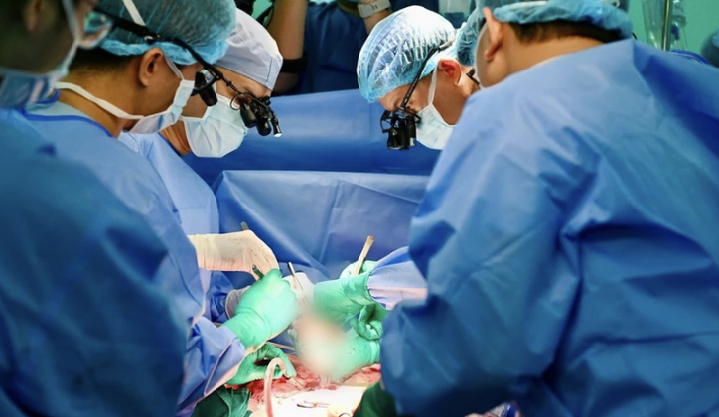 200 doctors in Ho Chi Minh City worked through the night to perform organ transplants to save 4 people.