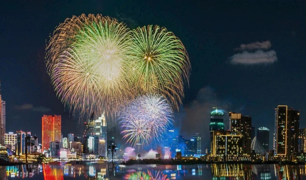 Fuegos artificiales con agua chispeante y programa artístico especial para la Nochevieja de 2025 foto 2