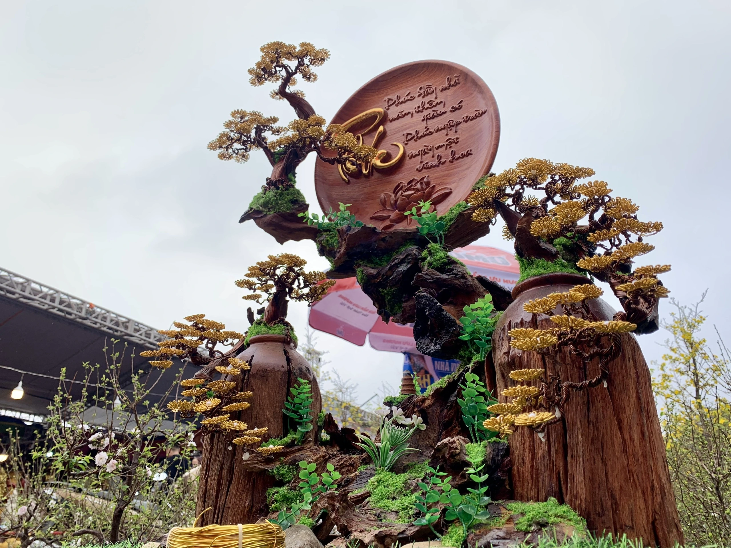 Celebrate Tet in luxury with Chinese-style copper-wrapped bonsai: Some trees cost tens of millions