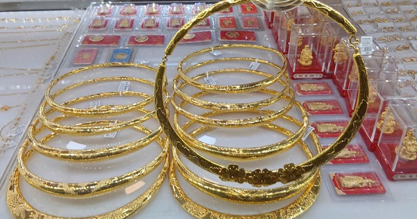 ហាង​មាស​សម្បូរ​ដោយ​អតិថិជន