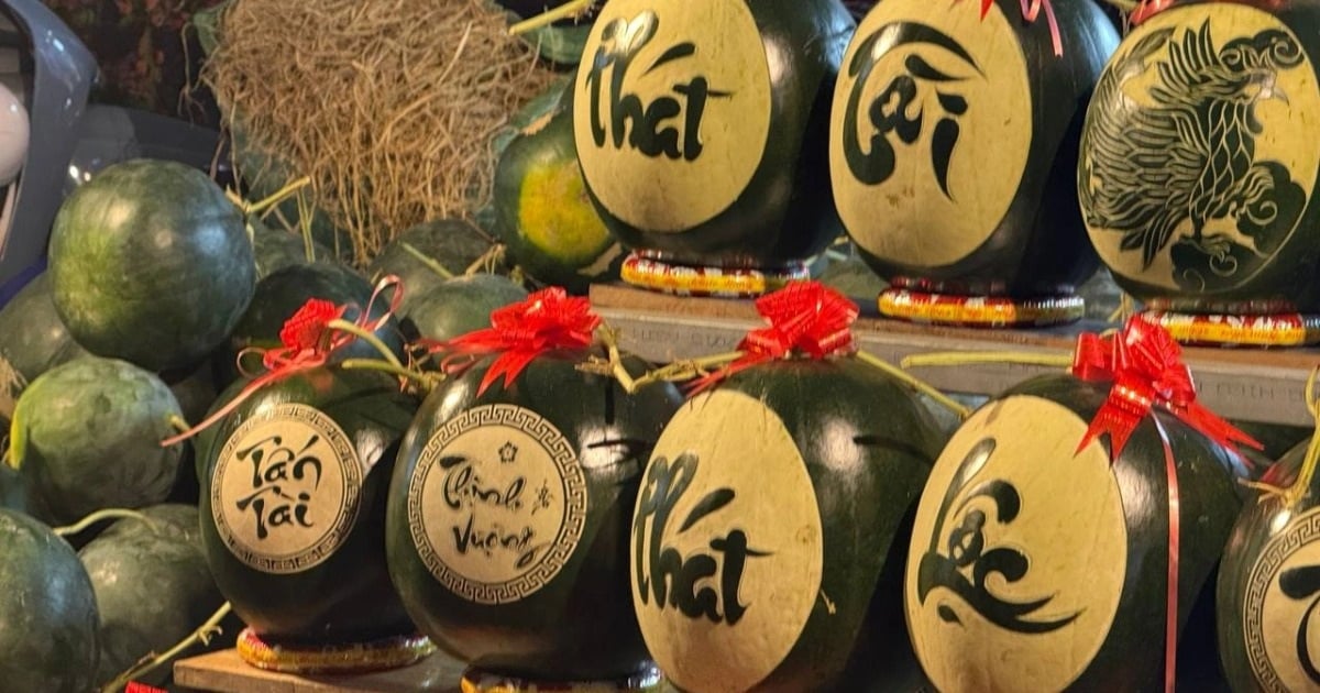 Shaped and engraved watermelons in Hanoi and Ho Chi Minh City attract customers during Tet