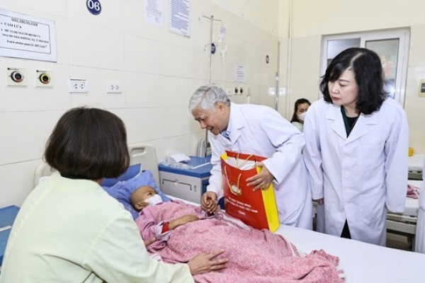 Vietnam Fatherland Front spends more than 1 billion VND to visit and encourage doctors and cancer patients