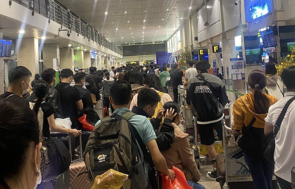 By 4am, the number of passengers arriving was even more crowded. People had to start lining up to check in right outside the waiting room.