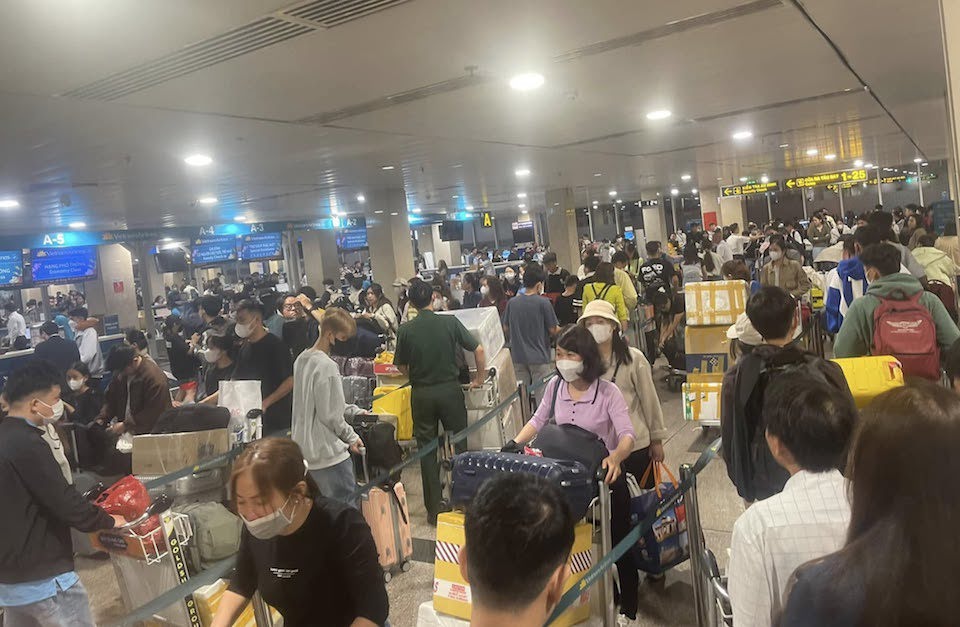 Scene of long queues of people waiting to check-in on the morning of January 26. Passengers had to wait several hours to check-in and check in their luggage.