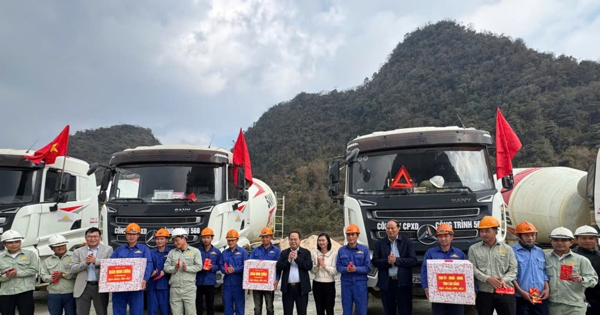 Cao Bang Provincial Party Secretary encourages workers to work through Tet