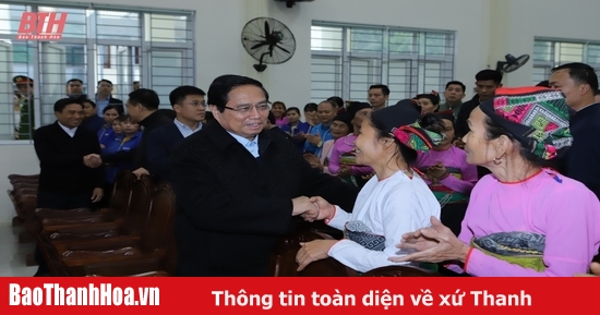 Prime Minister Pham Minh Chinh presents gifts to policy families, poor households, workers and laborers in difficult circumstances on the occasion of Lunar New Year 2025