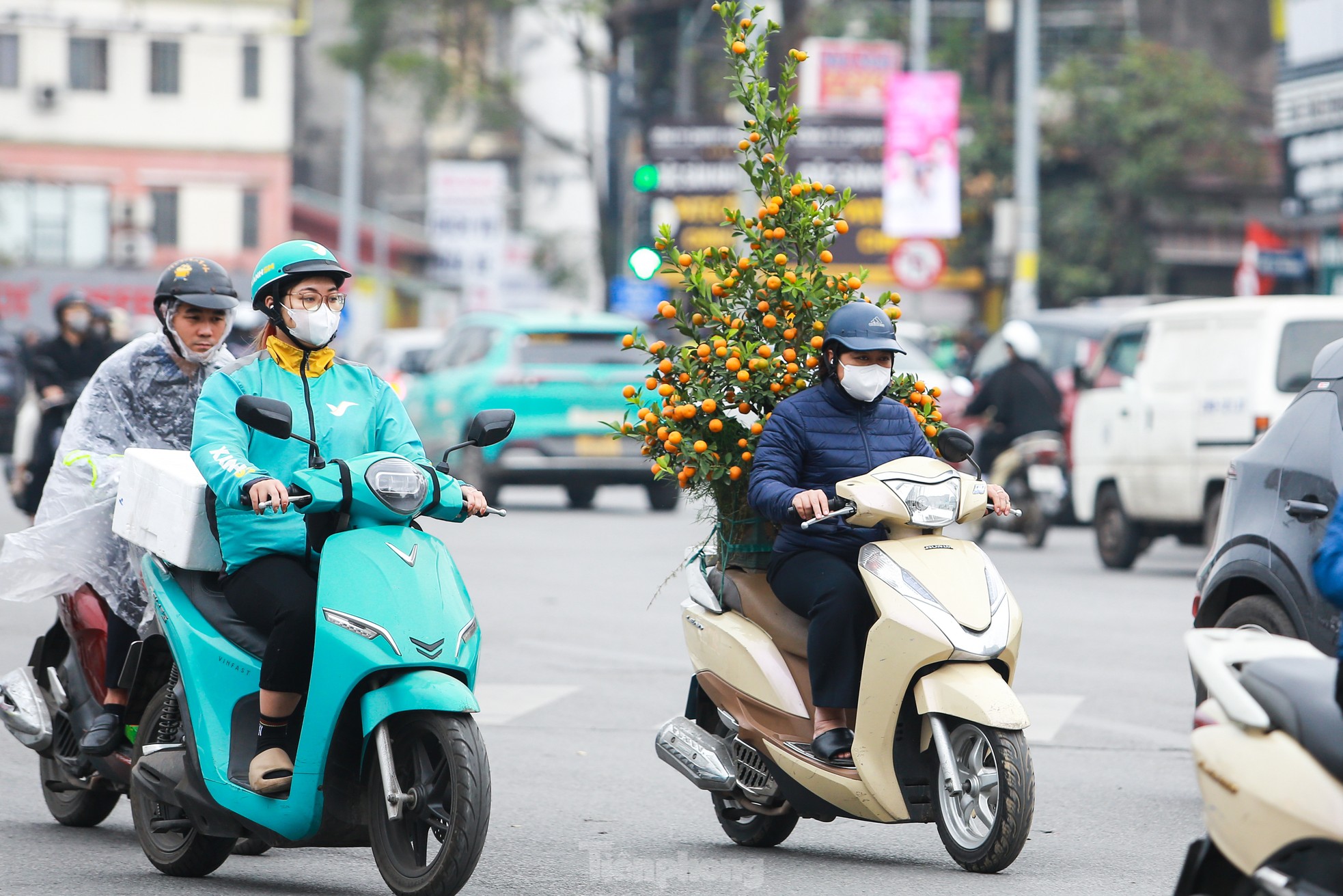 Không khí xuân tràn ngập phố phường, người Hà Nội hối hả 'chở Tết' về nhà ảnh 7