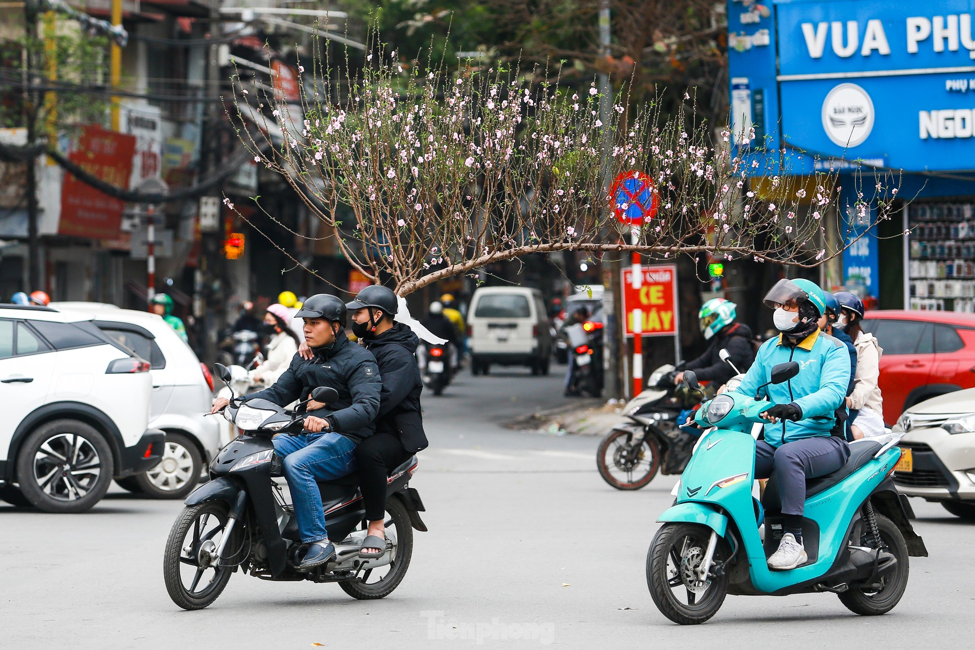 El ambiente primaveral llena las calles, los hanoístas se apresuran a 