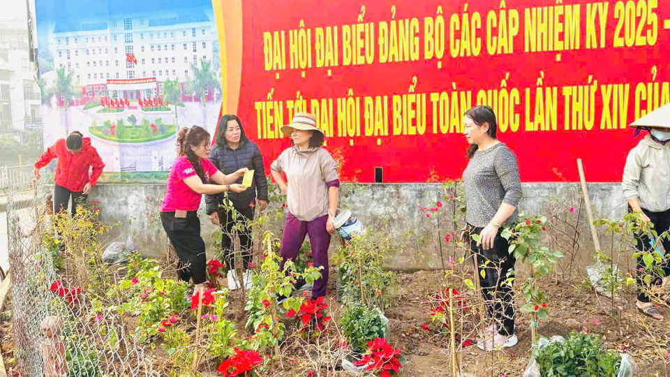  Les associations de femmes à tous les niveaux du district de Hoang Mai se sont rendues simultanément dans le district pour répondre aux problèmes d'assainissement de l'environnement.