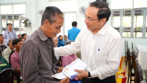 Ho Chi Minh City Party Committee presents Tet gifts to the people of Tay Ninh province