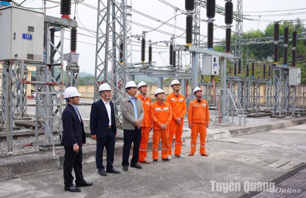 La compagnie d'électricité de Tuyen Quang inspecte l'alimentation électrique pour le Nouvel An lunaire 2025