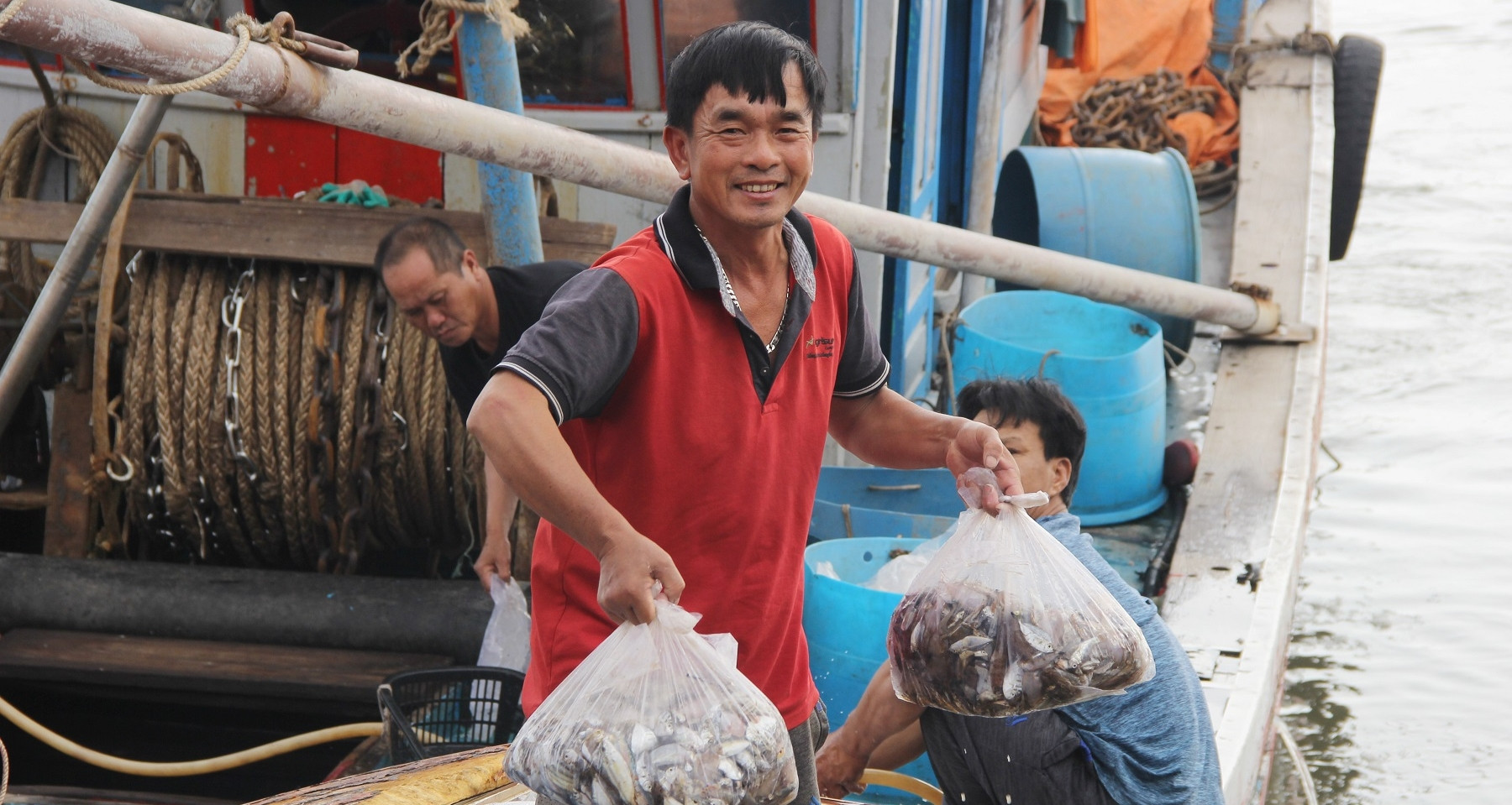 船はエビや魚を満載した状態でテト休暇のために港に戻り、船主は数億ドルを手にする