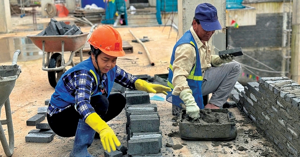 La vida de un trabajador en obras de construcción de carreteras