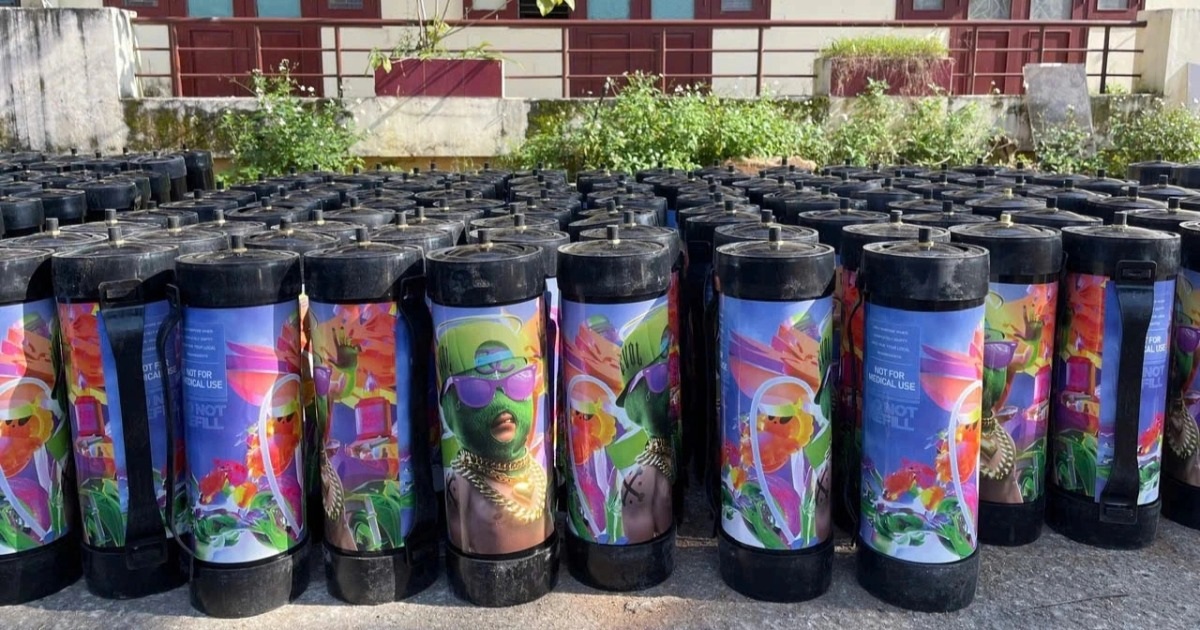 Checking a truck parked at the train station, discovered 640 "laughing gas" cylinders