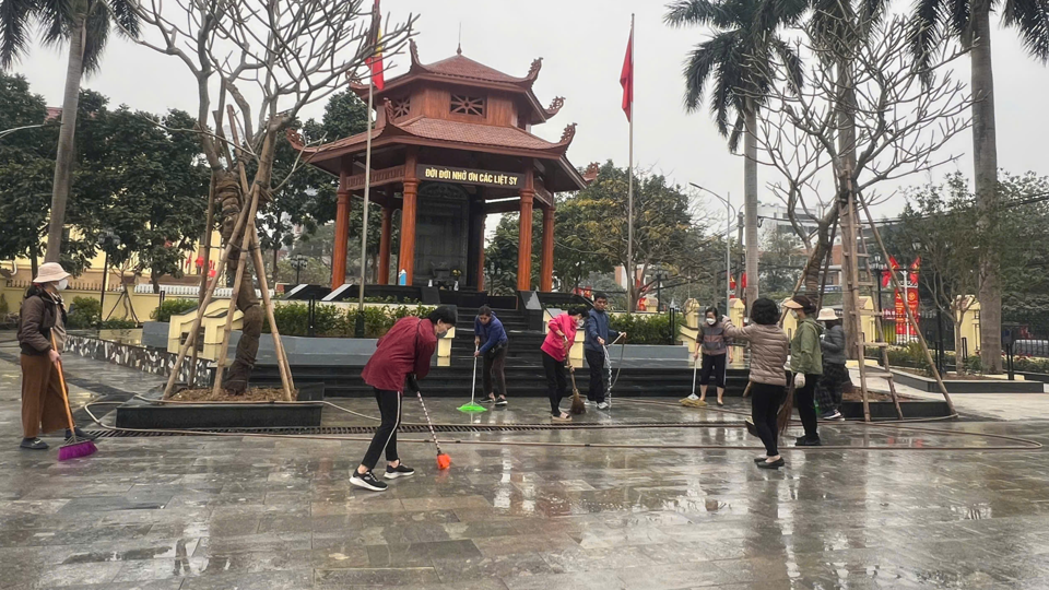 Hanoi : les syndicats de femmes à tous les niveaux s'unissent pour nettoyer l'environnement afin d'accueillir le Têt - Photo 1