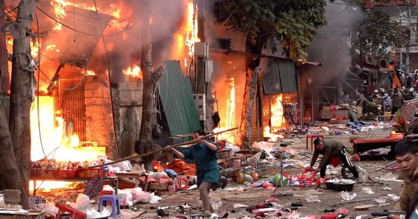 Großbrand auf dem Zentralmarkt im Bezirk Yen Minh