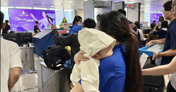 Voluntarios de las 'Camisas Azules' se ofrecen a cuidar y apoyar a los pasajeros durante la noche en el aeropuerto de Tan Son Nhat el 27 de Tet