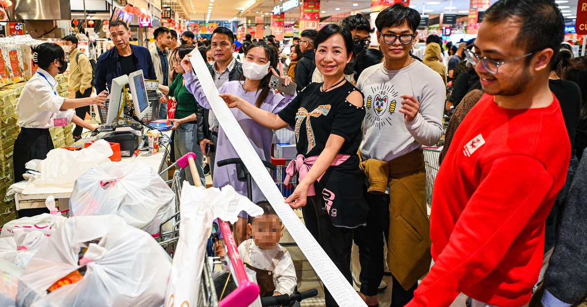 Los habitantes de Hanoi acuden a los supermercados para comprar para el Tet, los billetes miden varios metros