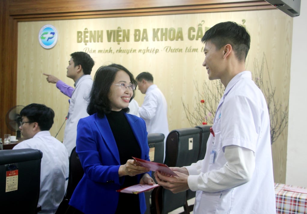 La camarada Trinh Thi Minh Thanh, subsecretaria permanente del Comité Provincial del Partido y presidenta del Consejo Popular Provincial, saludó con motivo del Tet a los médicos y enfermeras del Hospital General de Cam Pha.