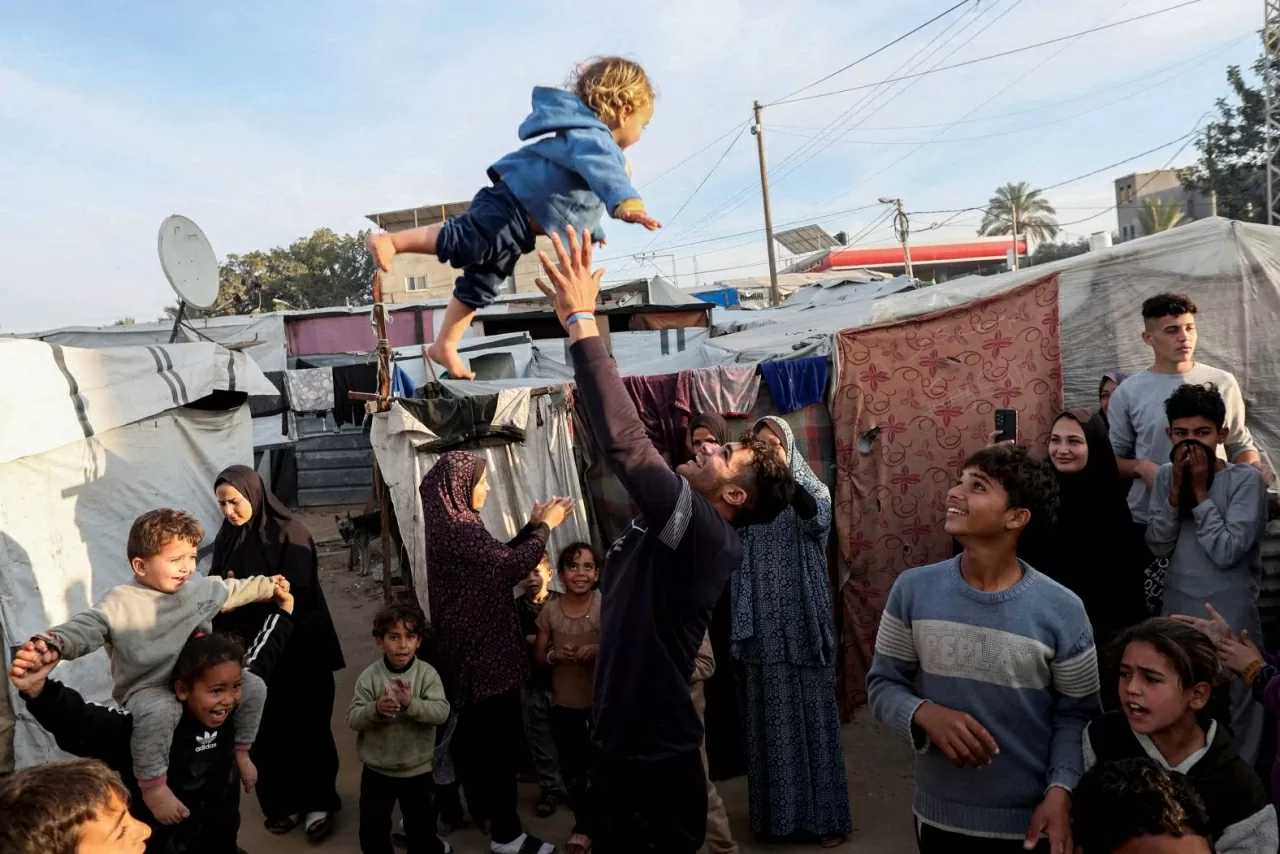 Người dân ở Deir al-Balah, Gaza, ăn mừng vào ngày 19/1, khi thỏa thuận ngừng bắn Hamas-Israel được ký kết. (Nguồn: Reuters)