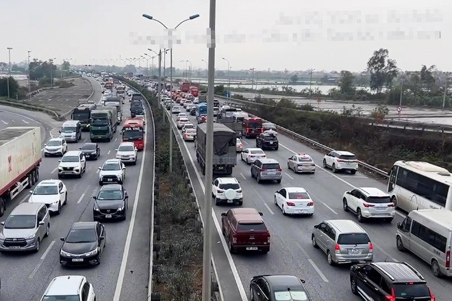 In the middle of the night, the number of cars entering Phap Van - QL45 highway increased, traffic police diverted traffic to QL1A.