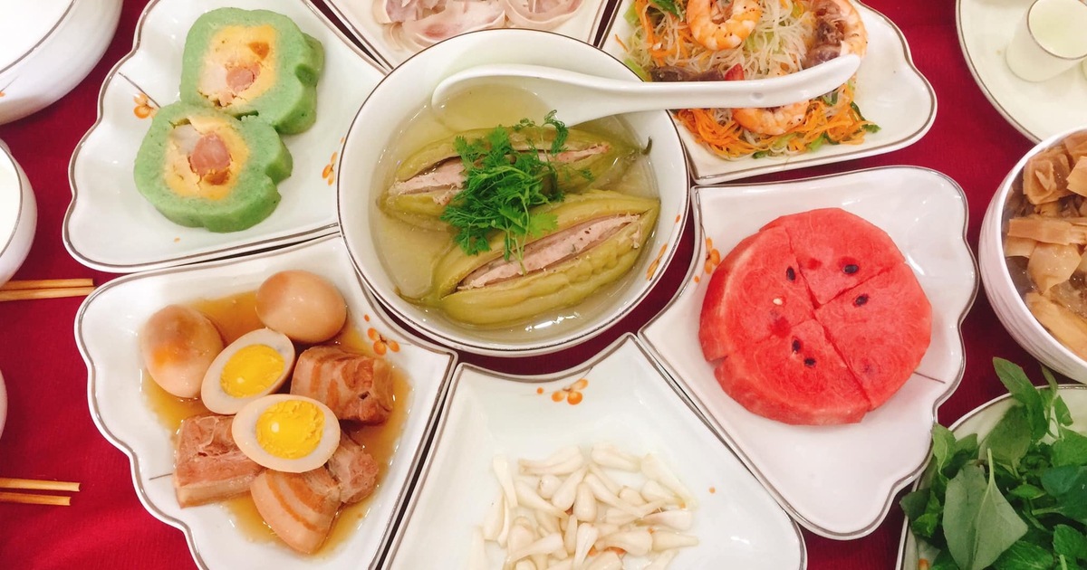 How do you say New Year's Eve offering, banh tet, and braised pork with duck eggs in English?