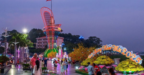 Die herrliche Straße entlang des Saigon-Flusses