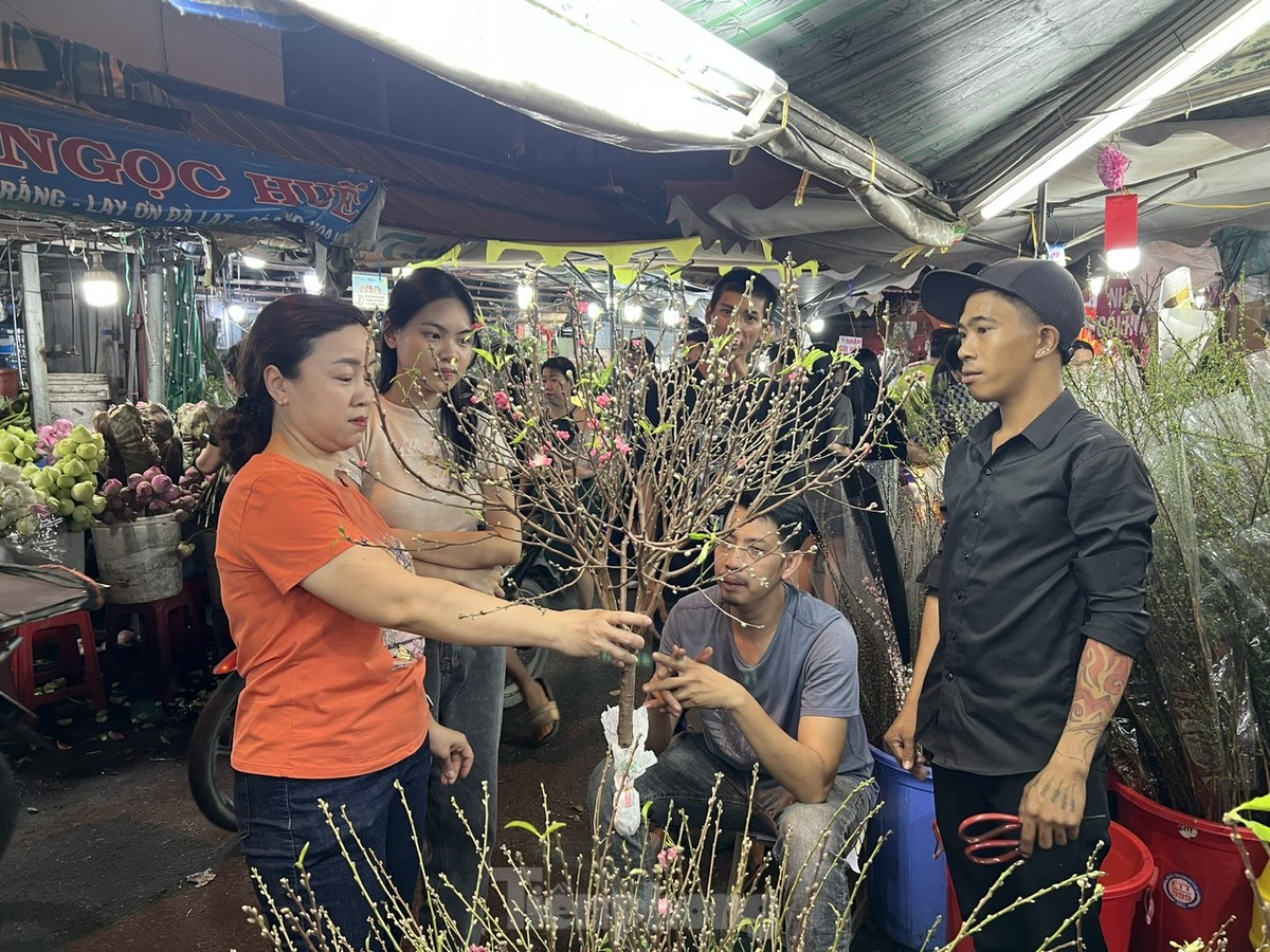 ពេញមួយយប់នៅផ្សារលក់ដុំផ្កាដ៏ធំបំផុតនៅទីក្រុងហូជីមិញនៅមុនថ្ងៃបុណ្យតេត