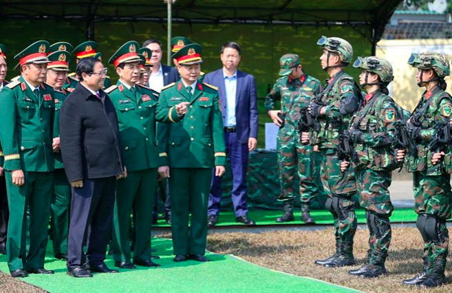 Le Premier ministre rend visite aux officiers et aux soldats de la brigade K3, département général II, ministère de la Défense nationale, pour leur souhaiter le Têt.