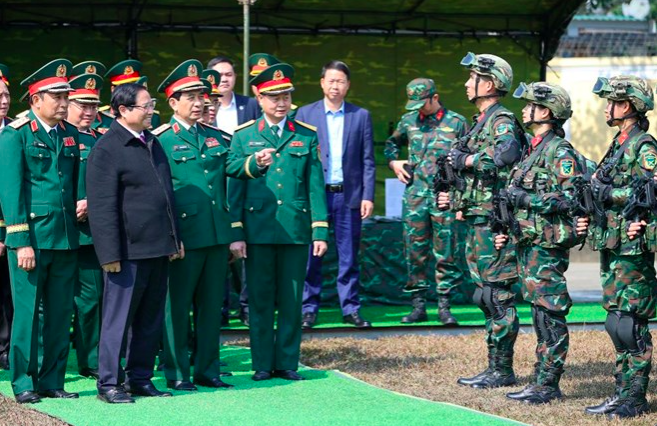 Le Premier ministre visite et souhaite le Têt aux officiers et soldats de la Brigade K3, Département général II, Ministère de la Défense nationale