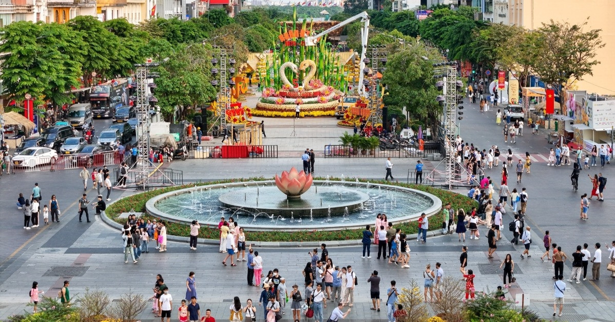 7 parking spots for people to enjoy Nguyen Hue flower street on Tet At Ty 2025