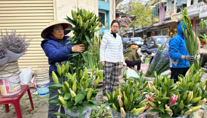 Hoa tươi bình ổn giá, tiểu thương đắt hàng như tôm tươi