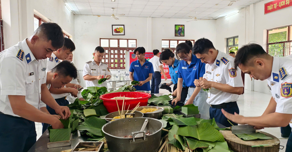 Vùng Cảnh sát biển 4 thi gói bánh chưng xanh đón Tết