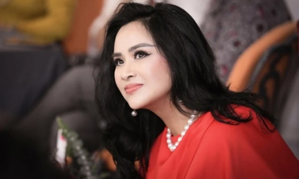 សិល្បករប្រជាជនថាាញ់ ឡាំ រីករាយនឹងបរិយាកាសនៃព្រឹកដំបូងនៃបុណ្យតេតជាមួយក្រុមគ្រួសារ