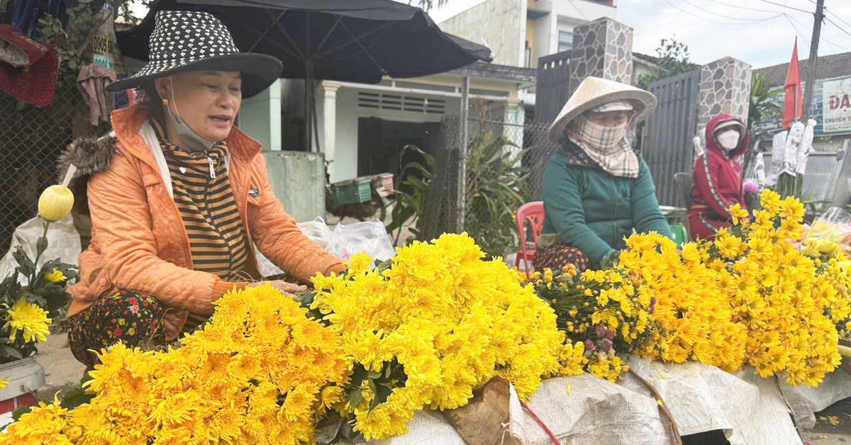 Geschäftiger Markt am Nachmittag, verpasster Markt auf dem Land am Vorabend des Tet