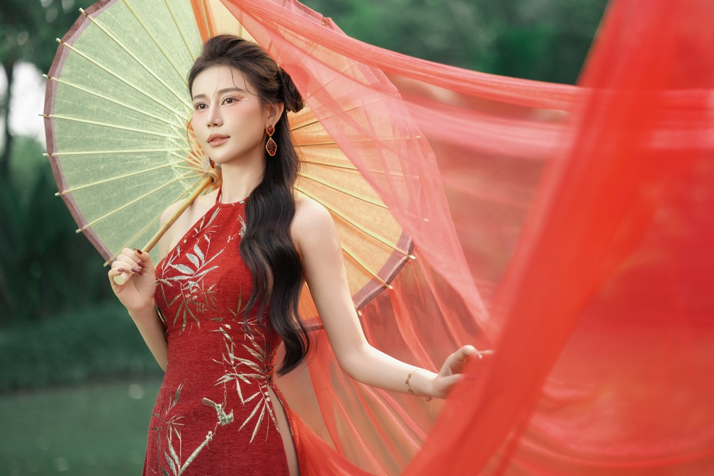 Cao Thùy Trang hóa nàng xuân khoe dáng với áo dài, áo yếm - 1