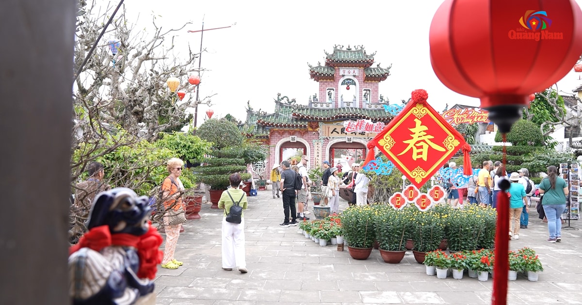 Hoi An is bustling in spring