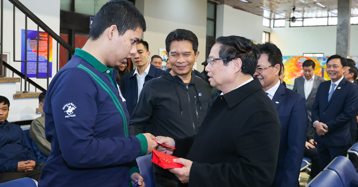 El primer ministro felicita a los pasajeros del tren y entrega regalos a los pacientes con trasplante de pulmón