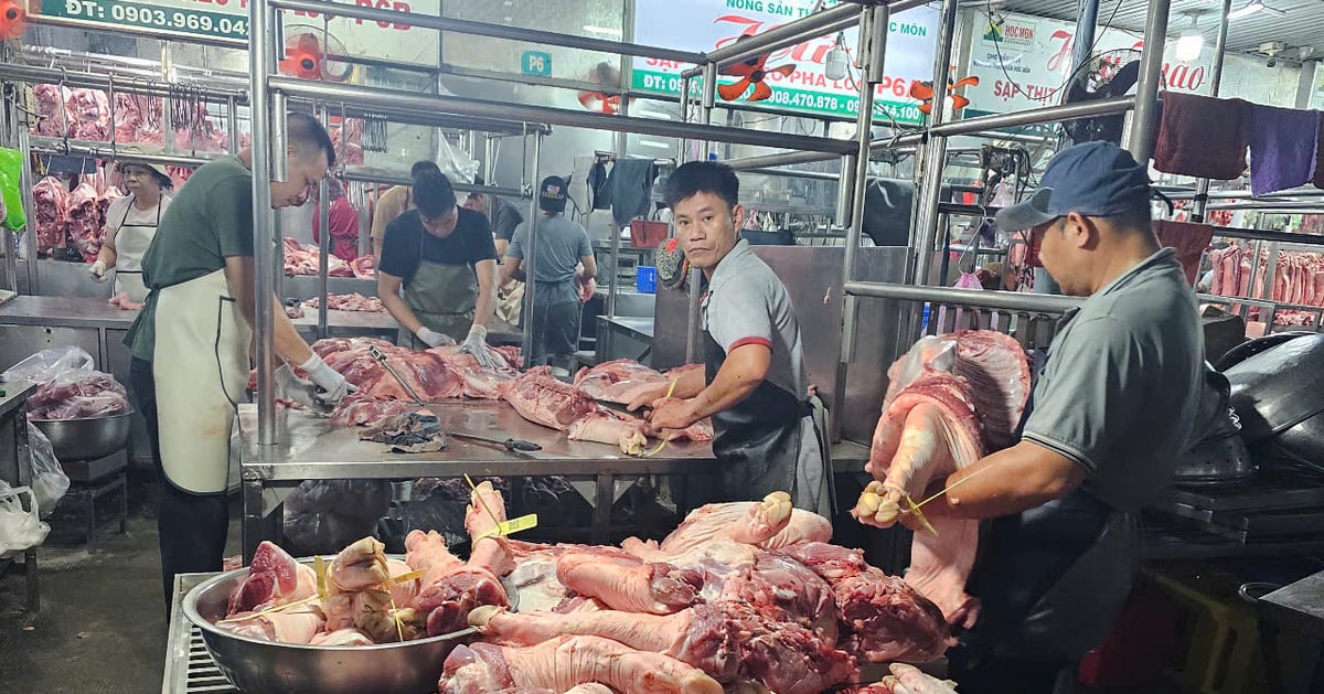 Prices of many types of vegetables, pork... remain stable even during the peak of Tet