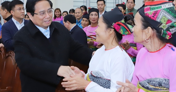 Premierminister überreicht Politikerfamilien und armen Haushalten in Thanh Hoa Geschenke