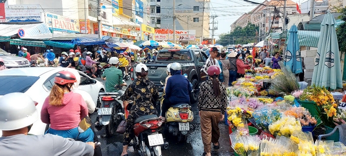 El mercado de Vinh Long está abarrotado de gente durante las vacaciones del Tet.